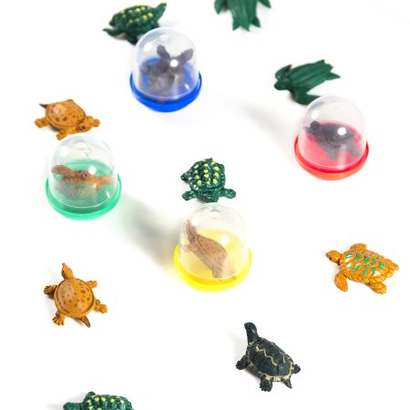 Игрушки в капсулах 28 мм 